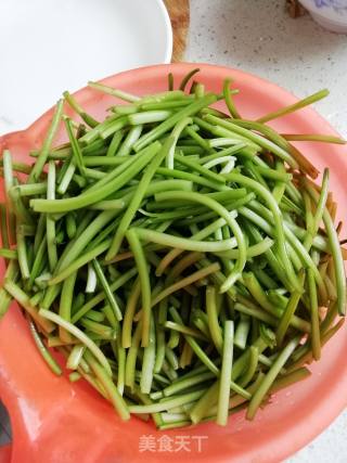 肉末炒红薯梗的做法步骤：1