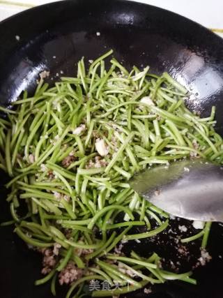 肉末炒红薯梗的做法步骤：3
