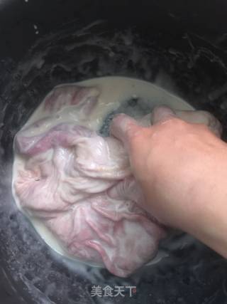 白胡椒猪肚汤的做法步骤：2