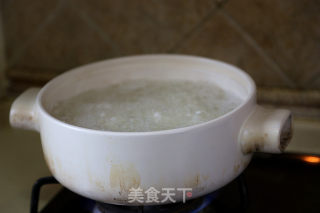 干贝皮蛋瘦肉粥的做法步骤：2