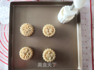 莲蓉月饼的做法步骤：4