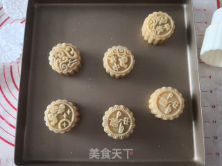莲蓉月饼的做法步骤：5