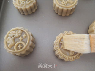 莲蓉月饼的做法步骤：7