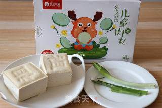肉丸豆腐砂锅煲的做法步骤：1