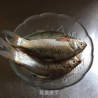 酱烧鲫鱼的做法步骤：1
