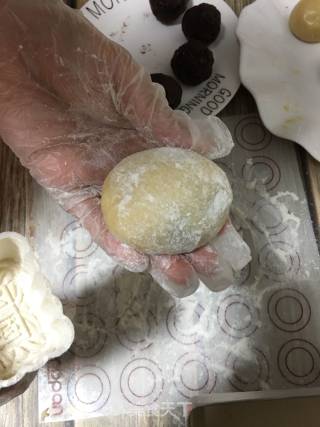 广式月饼的做法步骤：7