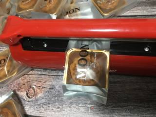 广式月饼的做法步骤：17