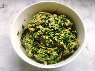 韭菜猪肉馅水饺的做法步骤：2