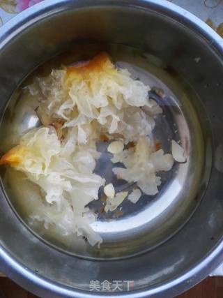 银耳芋圆甜汤的做法步骤：1