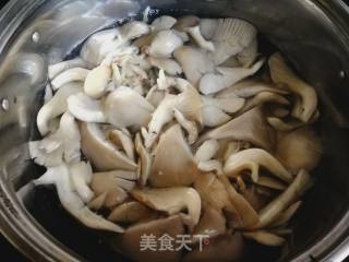 黄瓜炒平菇的做法步骤：1