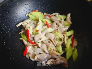 黄瓜炒平菇的做法步骤：8