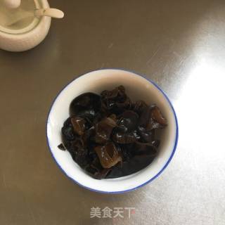 白菜木耳炒肉丝的做法步骤：2