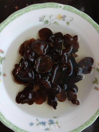 黑木耳肉片炒红薯粉的做法步骤：1