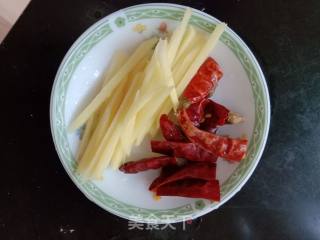 黑木耳肉片炒红薯粉的做法步骤：3