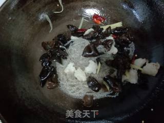 黑木耳肉片炒红薯粉的做法步骤：10