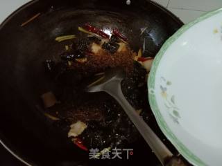 黑木耳肉片炒红薯粉的做法步骤：12