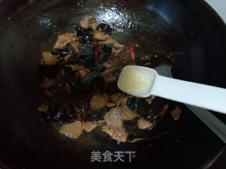 黑木耳肉片炒红薯粉的做法步骤：16