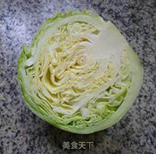 鲜蘑菇炒圆白菜的做法步骤：1