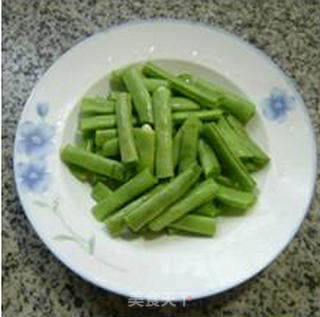 素香肠炒梅豆的做法步骤：1