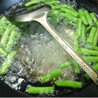 素香肠炒梅豆的做法步骤：4