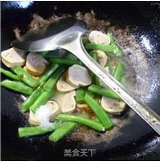 素香肠炒梅豆的做法步骤：6