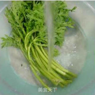 油面筋炒茼蒿的做法步骤：3