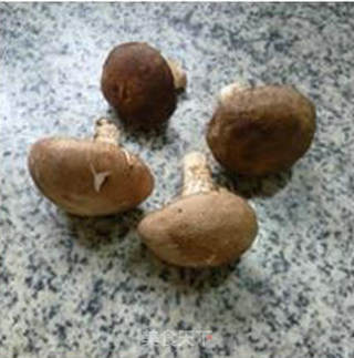 香菇炒青瓜的做法步骤：2