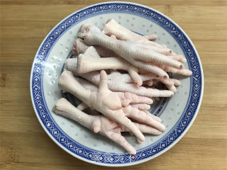 香辣鸡爪的做法步骤：1
