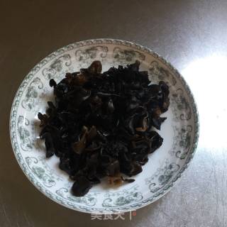 木耳金针菇炒蛋的做法步骤：1