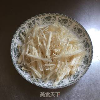 木耳金针菇炒蛋的做法步骤：2