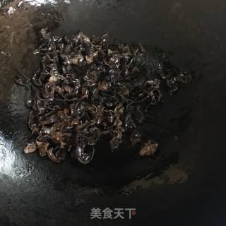 木耳金针菇炒蛋的做法步骤：4