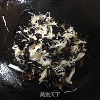 木耳金针菇炒蛋的做法步骤：5