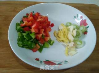 杏鲍菇炒鸡丁的做法步骤：2