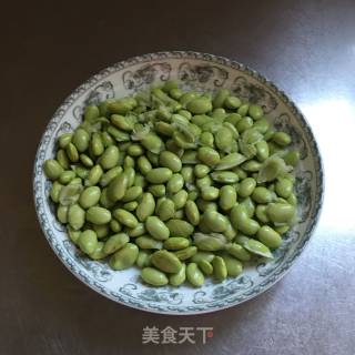 香菇毛豆米炒肉的做法步骤：1