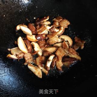 香菇毛豆米炒肉的做法步骤：7