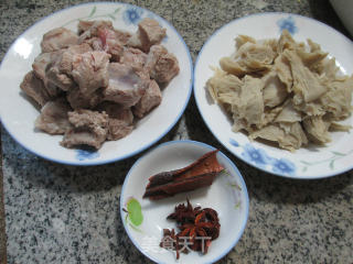 面筋烧排骨的做法步骤：1