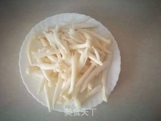 海鲜菇炒鸡蛋的做法步骤：1