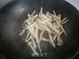 海鲜菇炒鸡蛋的做法步骤：3