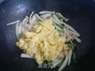 海鲜菇炒鸡蛋的做法步骤：5