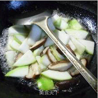 香菇毛豆炒蒲瓜的做法步骤：8