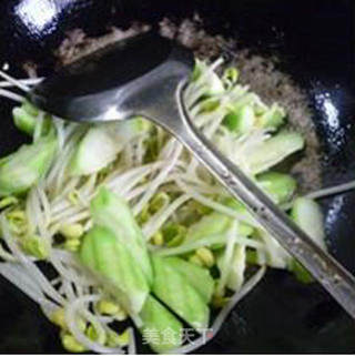 黄豆芽炒丝瓜的做法步骤：6
