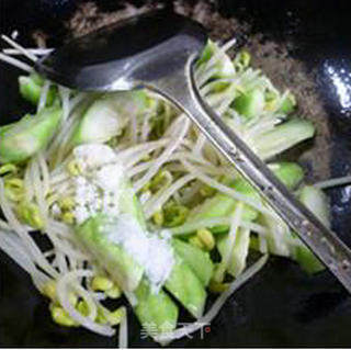 黄豆芽炒丝瓜的做法步骤：7