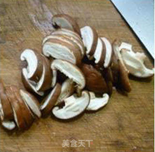 香菇羊尾笋炒毛豆的做法步骤：4