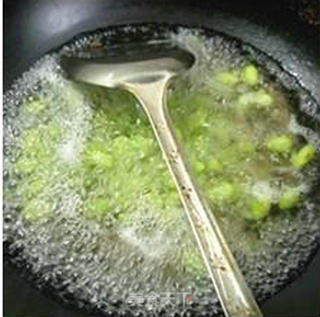 香菇羊尾笋炒毛豆的做法步骤：6
