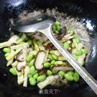 香菇羊尾笋炒毛豆的做法步骤：10