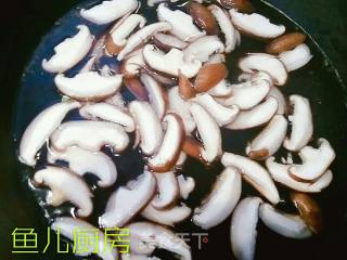鲜鱿香菇绿蚕豆──鱼儿厨房私房菜的做法步骤：7