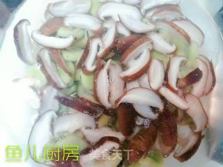 鲜鱿香菇绿蚕豆──鱼儿厨房私房菜的做法步骤：9