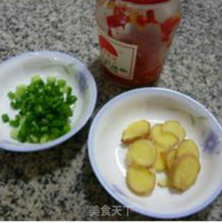 肉螺炒牛蛙的做法步骤：3
