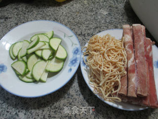 西葫芦肥牛片煮干丝的做法步骤：1