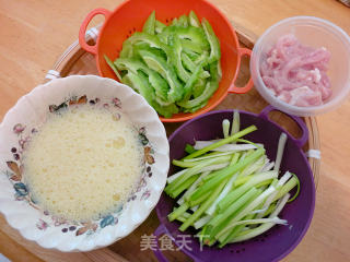 苦瓜肉片炒面的做法步骤：1